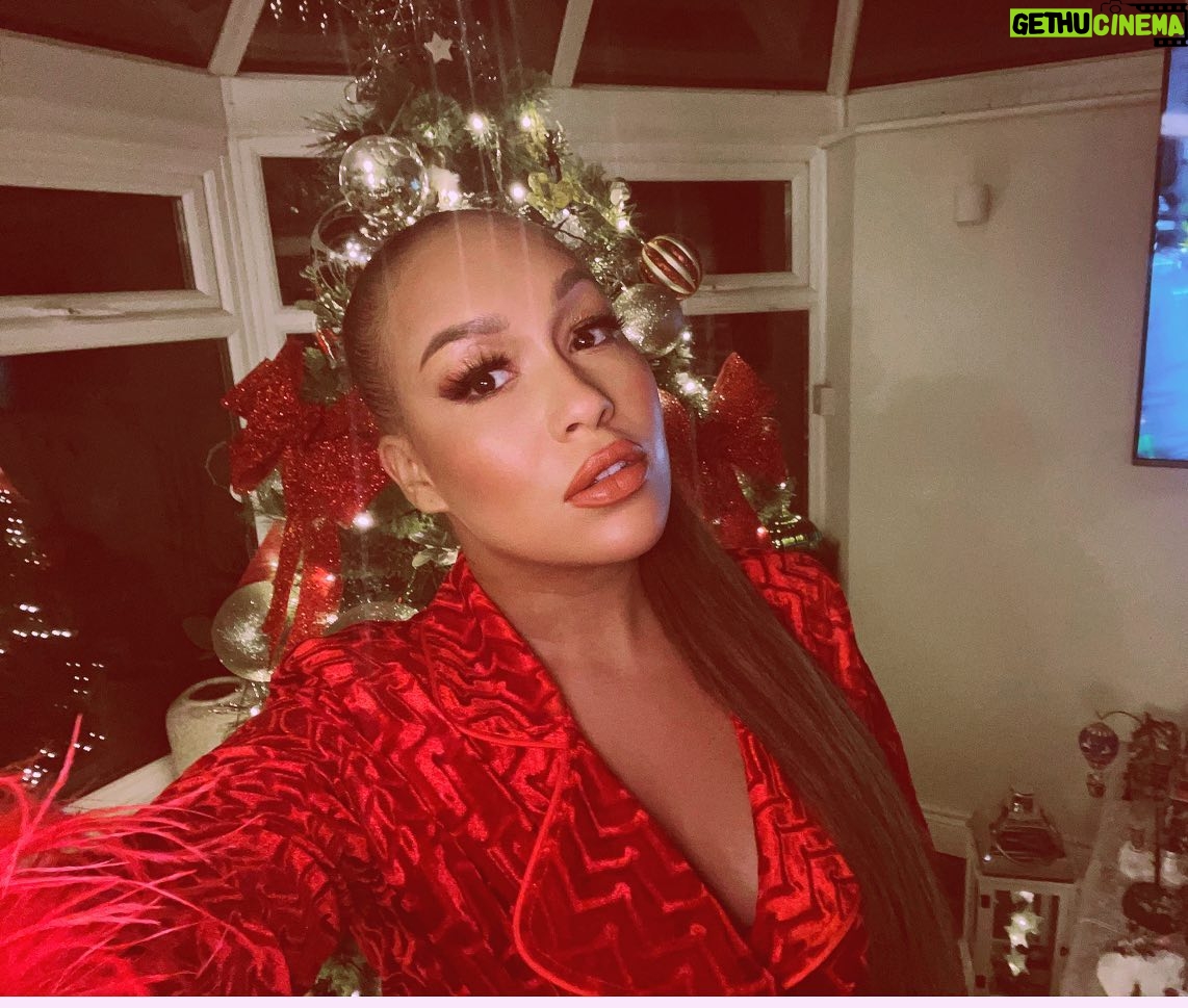 Rebecca Ferguson - 1.2K Likes - ❤️🎄❤️🥂 ❤️
@mchughlifestyle Christmas attire 🎄