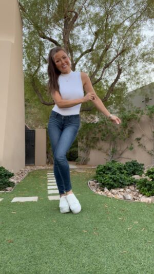 Rebecca Grant Instagram - Im still dancing from such a wonderful  #thanksgiving with #family #friends and a #buffalobills victory! Let’s hear about your #thanksgivingdinner 
What are you #thankful for this #thanksgiving2021 
#commentbelow 
I’m so thankful for YOU following my page 👆🏻❤️
#anji #anjitoken #lookingvibrant #lookingvibrant999