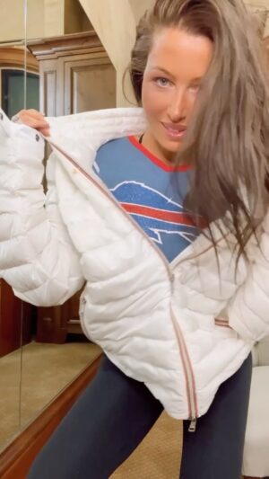 Rebecca Grant Instagram - Who ready to watch the #game with me? Comment below #letsgobuffalo #gametime #buffalobills vs #kansascity #mood #superman #bills #afcdivisionalplayoffs #letsgobuffalo #allen vs #mahomes Here we go 🏈🏈🏈🏈🏈🏈🏈🏈