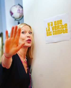 Rebecca Hampton Instagram - Interdit de rentrer dans ma loge 😘
#tournage #bonheur #emotion #surprise #rideau