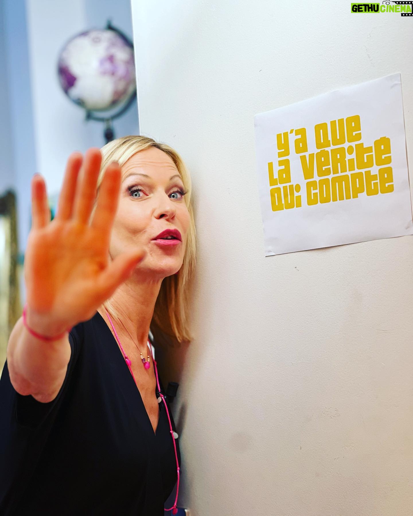 Rebecca Hampton - 1K Likes - Interdit de rentrer dans ma loge š
#tournage #bonheur #emotion #surprise #rideau