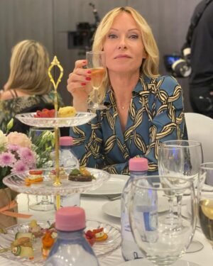 Rebecca Hampton Instagram - Santé!
Toujours sur le tournage des Segpa 2
@icmarseille #tournage #reception #equipe #santé #happyday