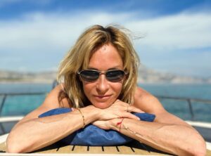 Rebecca Hampton Instagram - 1er jour en mer…
1er jour de bonheur…
Merci mon Vroum!
#boat #sea #sun #bonheur #partage