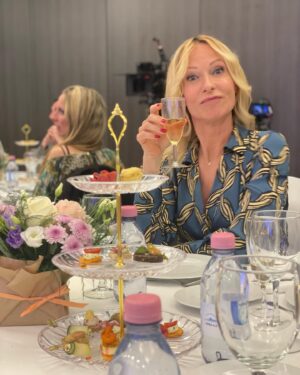 Rebecca Hampton Instagram - Santé!
Toujours sur le tournage des Segpa 2
@icmarseille #tournage #reception #equipe #santé #happyday