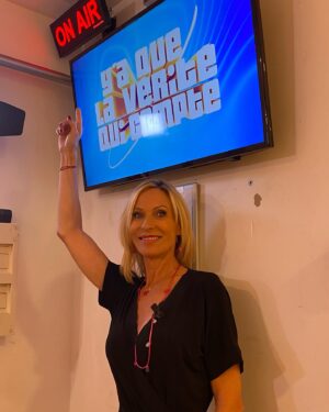 Rebecca Hampton Instagram - En route vers de nouvelles aventures !
#20ans #tournage #retrouvailles #equipe @yaquelaveritequicompte_ #onair