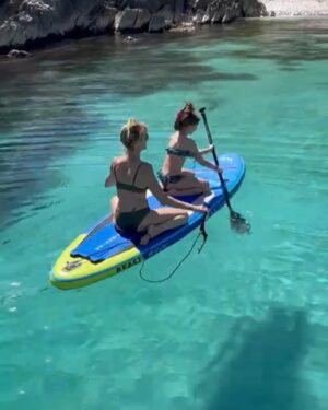 Rebecca Hampton Instagram - On rentre à la maison!
#mafille❤️ #paddle #sea #bonheur #love