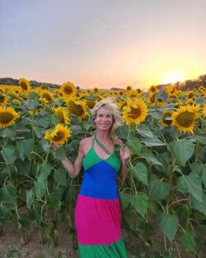 Rebecca Hampton Instagram - Bon 14 juillet à tous ! ( plus habillée que @jeremstar ❤️)
#tournesol #14juillet #bonheur #sunset #sunsetlovers ❤️
