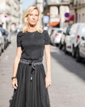 Rebecca Hampton Instagram - Merci Paris pour ce soleil…
Toujours pas de mer à l’horizon mais ça fait du bien!
Bonne fin de semaine à tous!
@starfaceagencephoto @julien_cauvin #photo #soleil #horizon #humeur #paris
