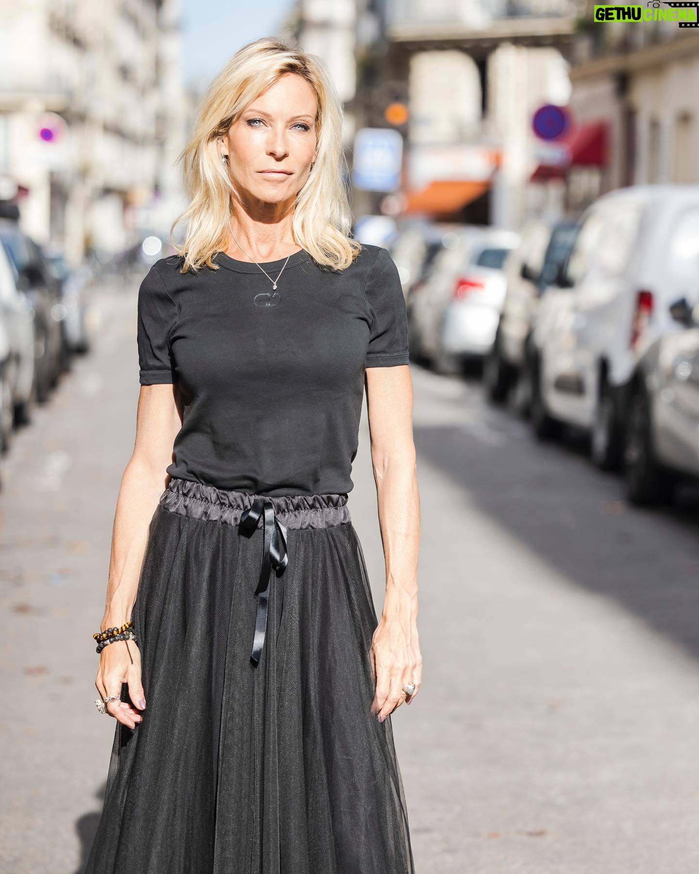Rebecca Hampton - 2.7K Likes - Merci Paris pour ce soleil…
Toujours pas de mer à l’horizon mais ça fait du bien!
Bonne fin de semaine à tous!
@starfaceagencephoto @julien_cauvin #photo #soleil #horizon #humeur #paris