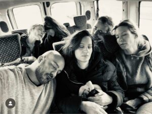 Rebecca Hampton Instagram - Pour le meilleur et pour le pire entre 2 représentations 😜
On se retrouve ce soir à 20h à Lens en forme!
#theatre #tournée #voyage #fatigue #bonnehumeur #repos #rire