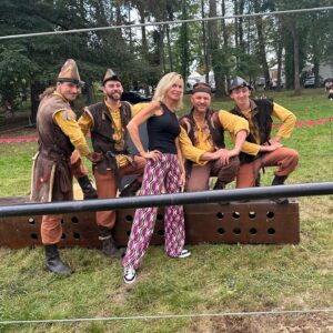 Rebecca Hampton Instagram - Un saut dans le temps à la foire du Creusot!
#chevalier #troubadour #foire #lecreusot #medieval #amitié