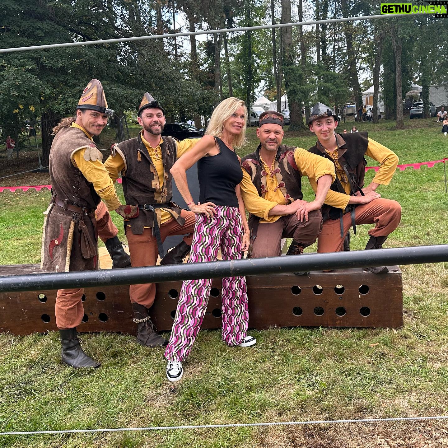 Rebecca Hampton - 863 Likes - Un saut dans le temps Ć la foire du Creusot!
#chevalier #troubadour #foire #lecreusot #medieval #amitiƩ