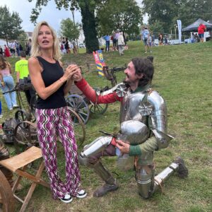 Rebecca Hampton Instagram - Un saut dans le temps à la foire du Creusot!
#chevalier #troubadour #foire #lecreusot #medieval #amitié