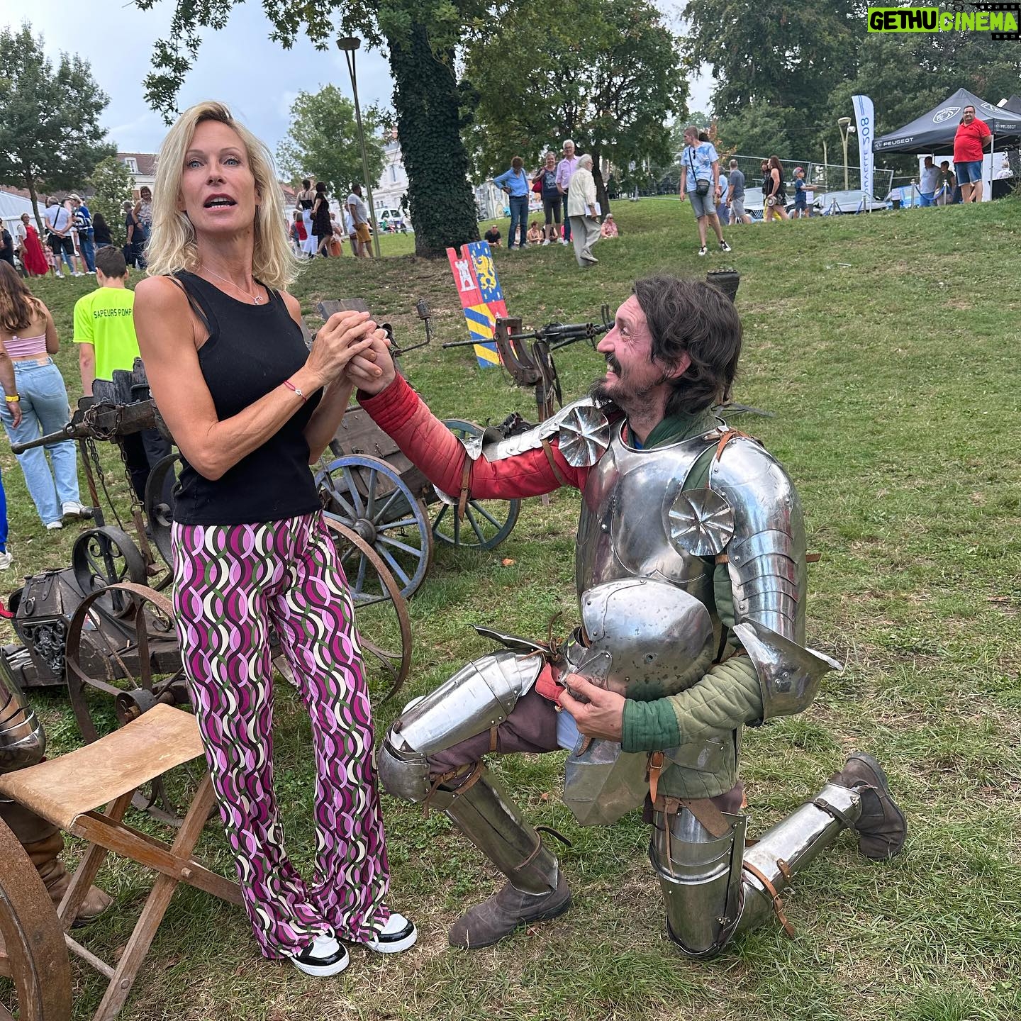 Rebecca Hampton - 863 Likes - Un saut dans le temps Ć la foire du Creusot!
#chevalier #troubadour #foire #lecreusot #medieval #amitiƩ