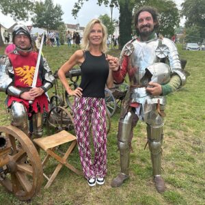 Rebecca Hampton Instagram - Un saut dans le temps à la foire du Creusot!
#chevalier #troubadour #foire #lecreusot #medieval #amitié