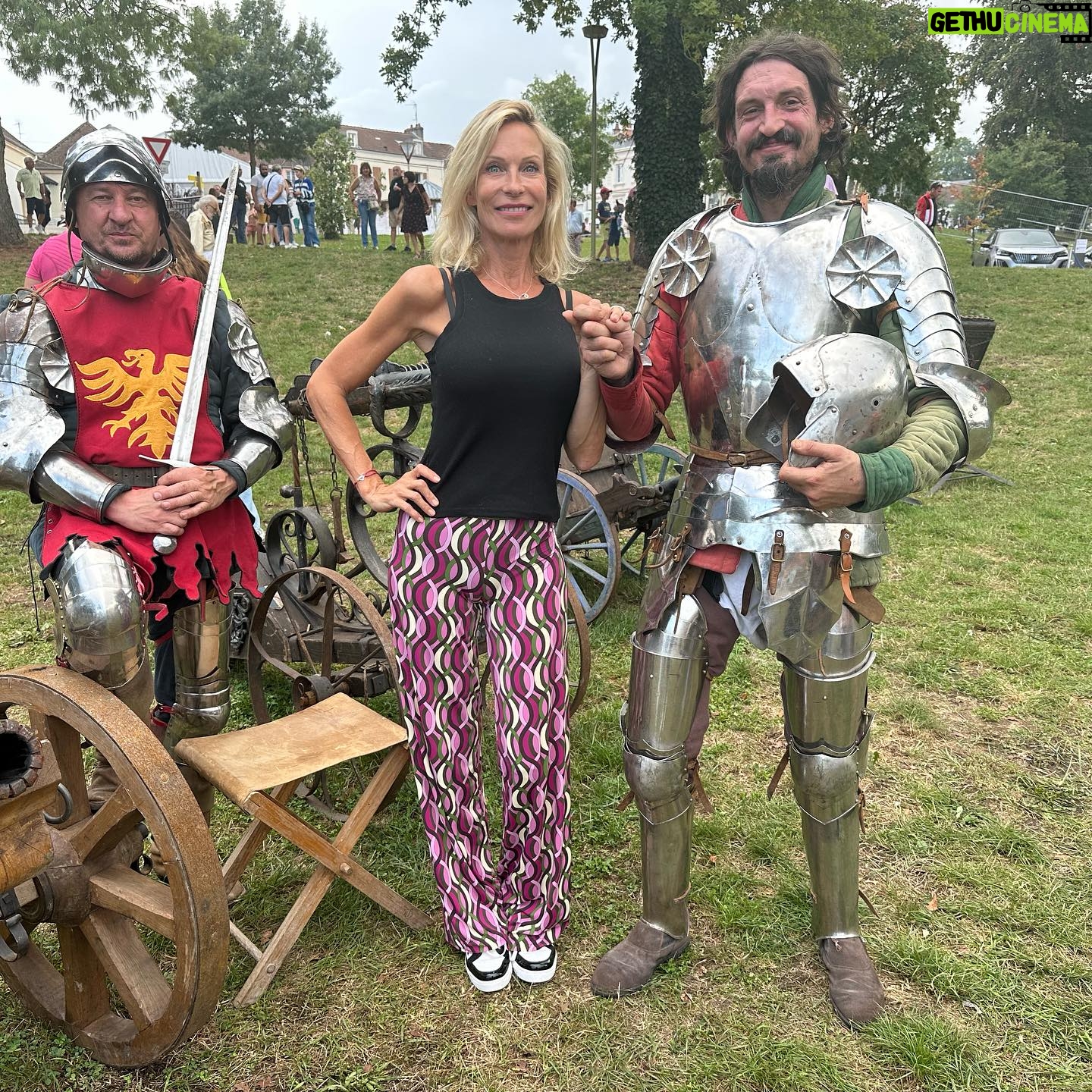 Rebecca Hampton - 863 Likes - Un saut dans le temps Ć la foire du Creusot!
#chevalier #troubadour #foire #lecreusot #medieval #amitiƩ
