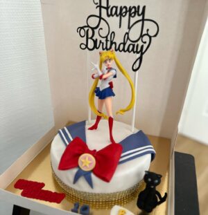 Rebecca Hampton Instagram - 10 ans peuvent se fêter plusieurs fois!
Bonheur de retrouver ses copines!
#birthday #amies #bonheur #gateau #retrouvailles #marseille #saylormoon