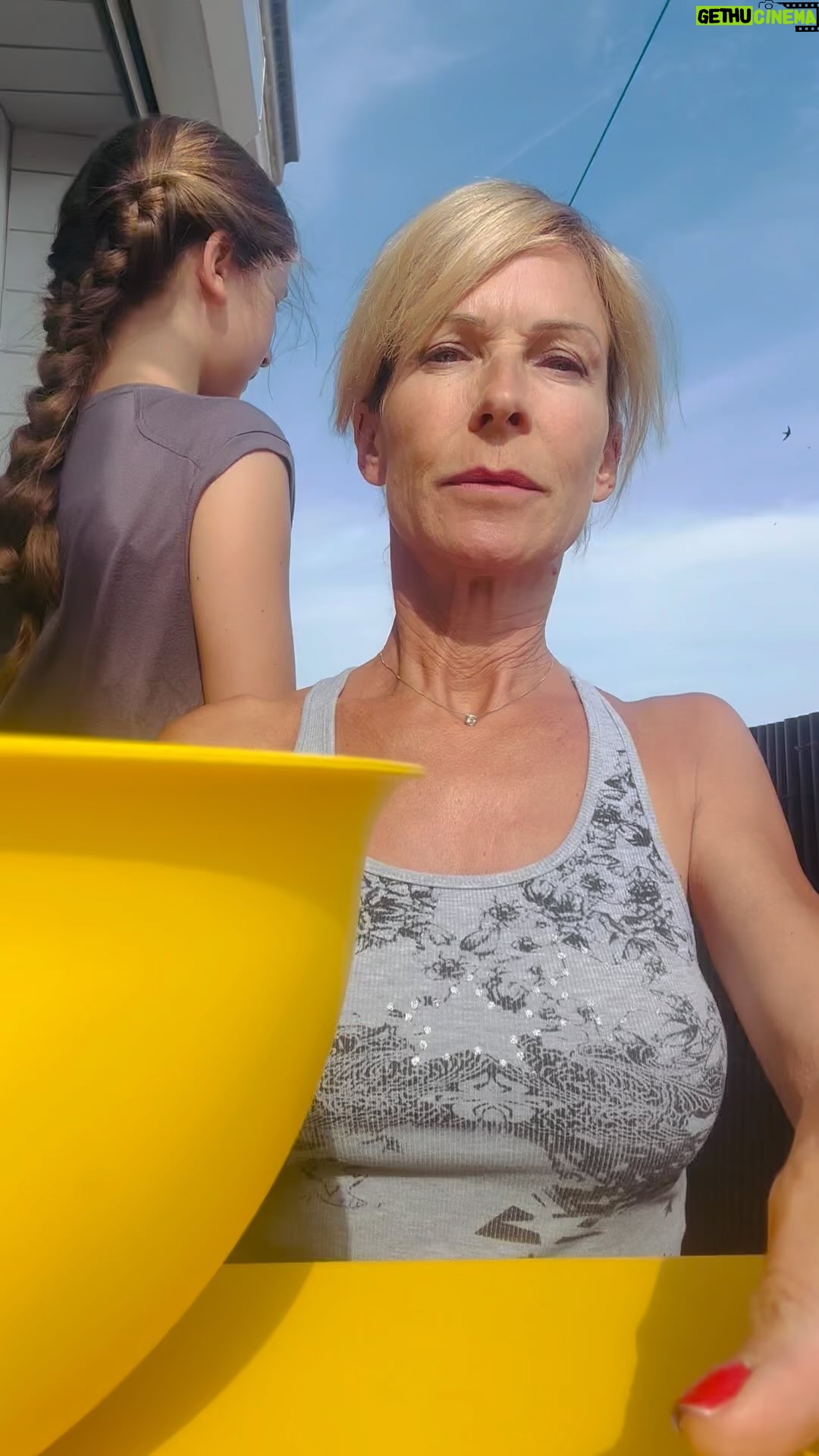 Rebecca Hampton - 1.8K Likes - Une fois nāest pas coutumeā¦
Parce quāElea voulait participer Ć sa faƧonā¦
Nous avons demandĆ© Ć
@mimienoumain
@vardaralil
@booder_officiel de suivre la chaƮne du ice bucket challenge
Faire un don sur www.defigivre.org
Filmez-vous en train de rƩaliser le challenge
⢠Nommez 3 personnes
- Postez la vidĆ©o sur vos rĆ©seaux avec les hashtags #dĆ©figivrĆ© et #|ceBucketChallenge en mentionnant lāARSLA et les @les_invincibles_au