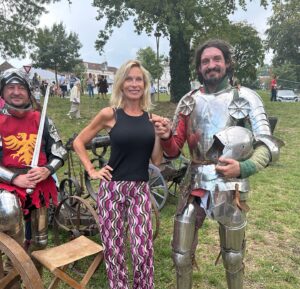 Rebecca Hampton Instagram - Un saut dans le temps à la foire du Creusot!
#chevalier #troubadour #foire #lecreusot #medieval #amitié