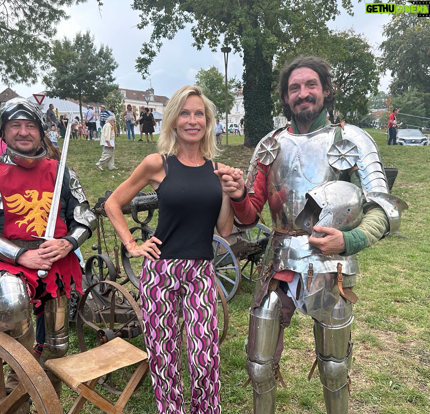 Rebecca Hampton - 863 Likes - Un saut dans le temps Ć la foire du Creusot!
#chevalier #troubadour #foire #lecreusot #medieval #amitiƩ