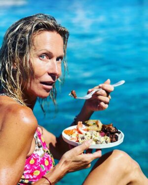 Rebecca Hampton Instagram - Reprendre des forces avant d’attaquer le week end !
Passage chez @cecilefoodclub 😘
#dejeuner #mer #bleu #amitié #bonheur