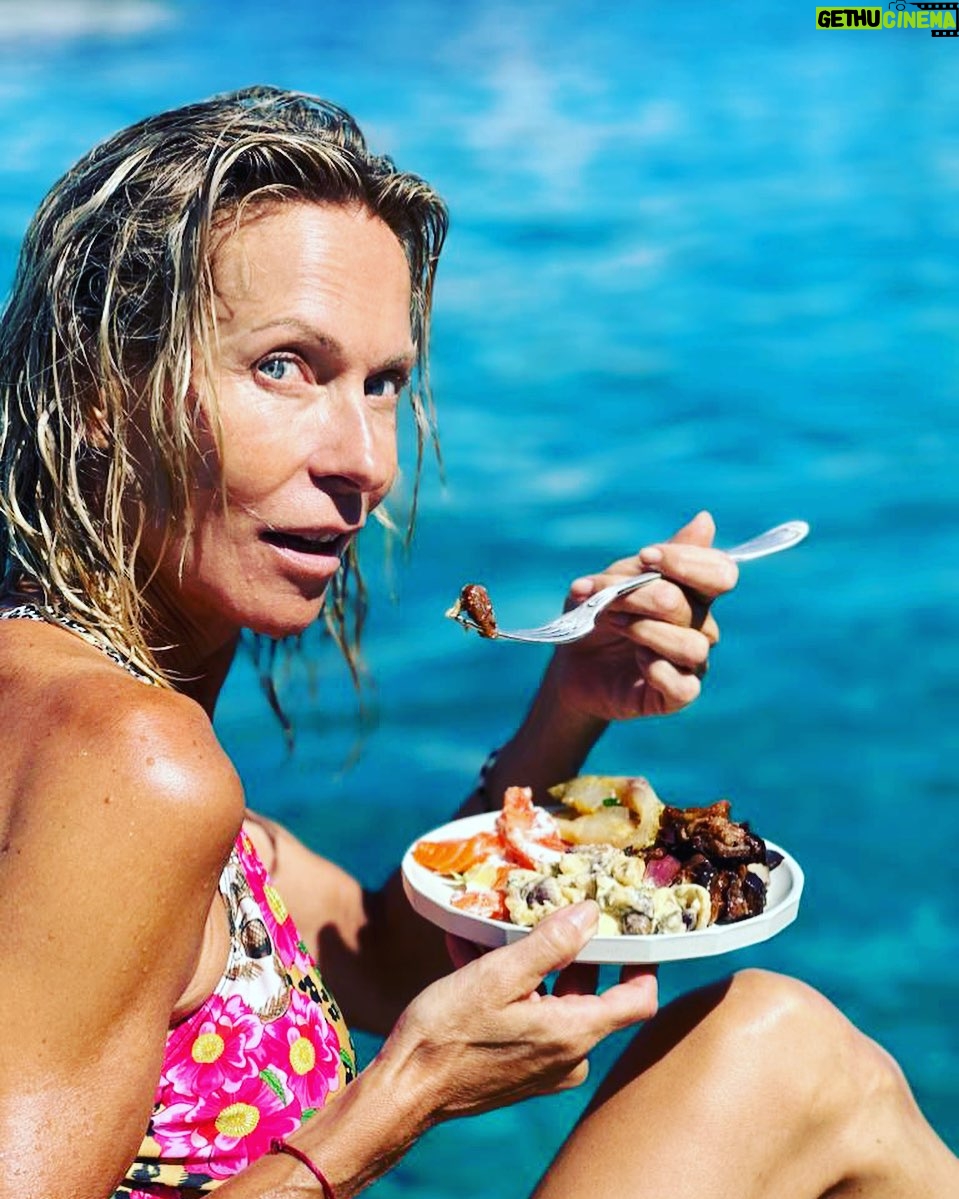 Rebecca Hampton - 1.2K Likes - Reprendre des forces avant dāattaquer le week end !
Passage chez @cecilefoodclub š
#dejeuner #mer #bleu #amitiƩ #bonheur
