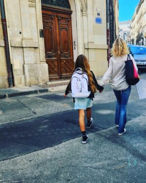 Rebecca Hampton Instagram - Sur le chemin de l’école.. même de dos elle sourit 😘
Pré-rentrée pour Eléa … CM2 à Marseille!
#rentrée #ecole #sourire #mafille #new #soleil