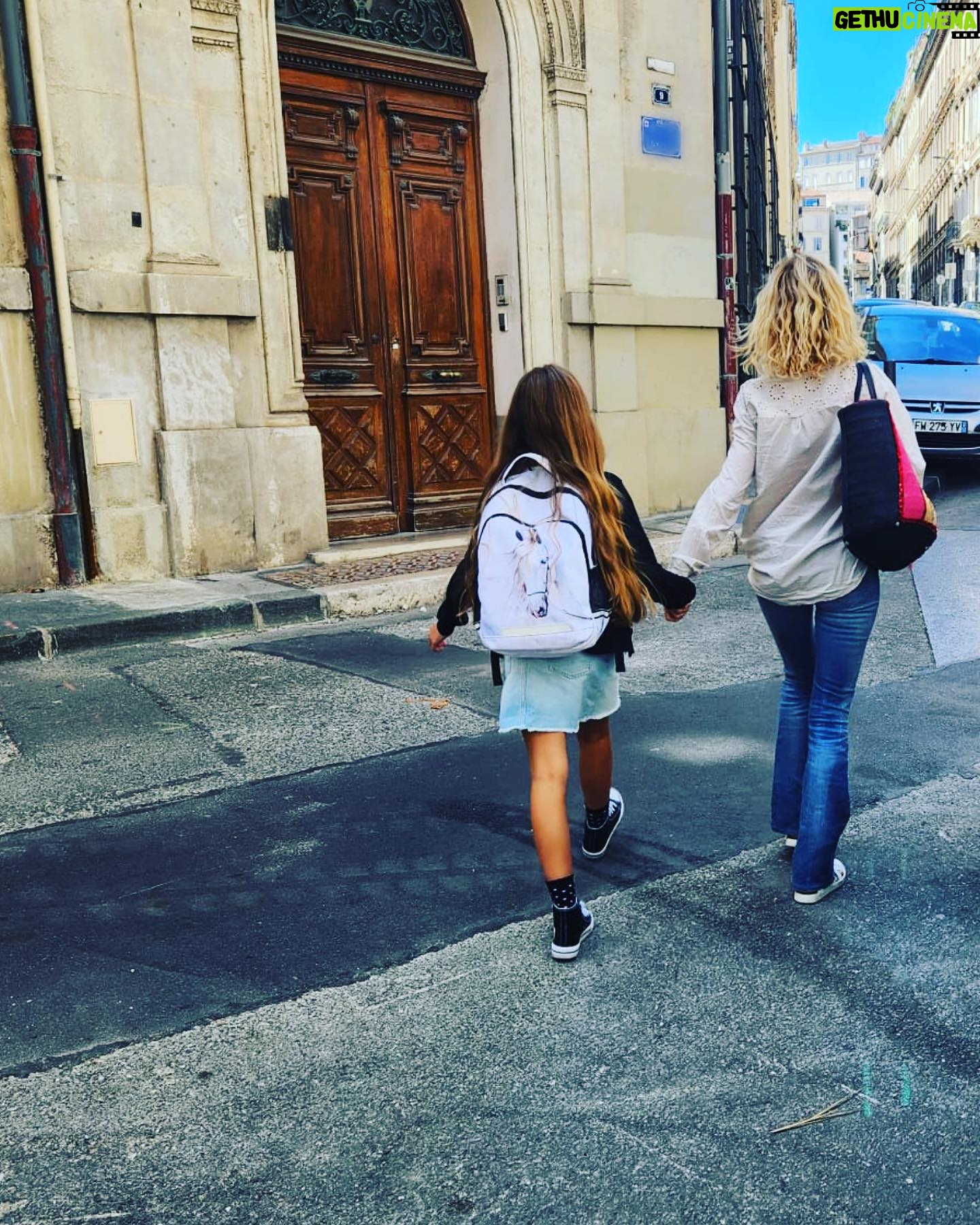 Rebecca Hampton - 1.4K Likes - Sur le chemin de lāĆ©cole.. mĆŖme de dos elle sourit š
Pré-rentrée pour Eléa ⦠CM2 à Marseille!
#rentrƩe #ecole #sourire #mafille #new #soleil