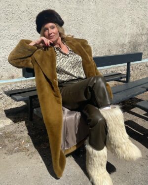 Rebecca Hampton Instagram - Petite pause au soleil…
Tournage les Segpa 2
#tournage #seventies #goodvibes #pause #soleil #été