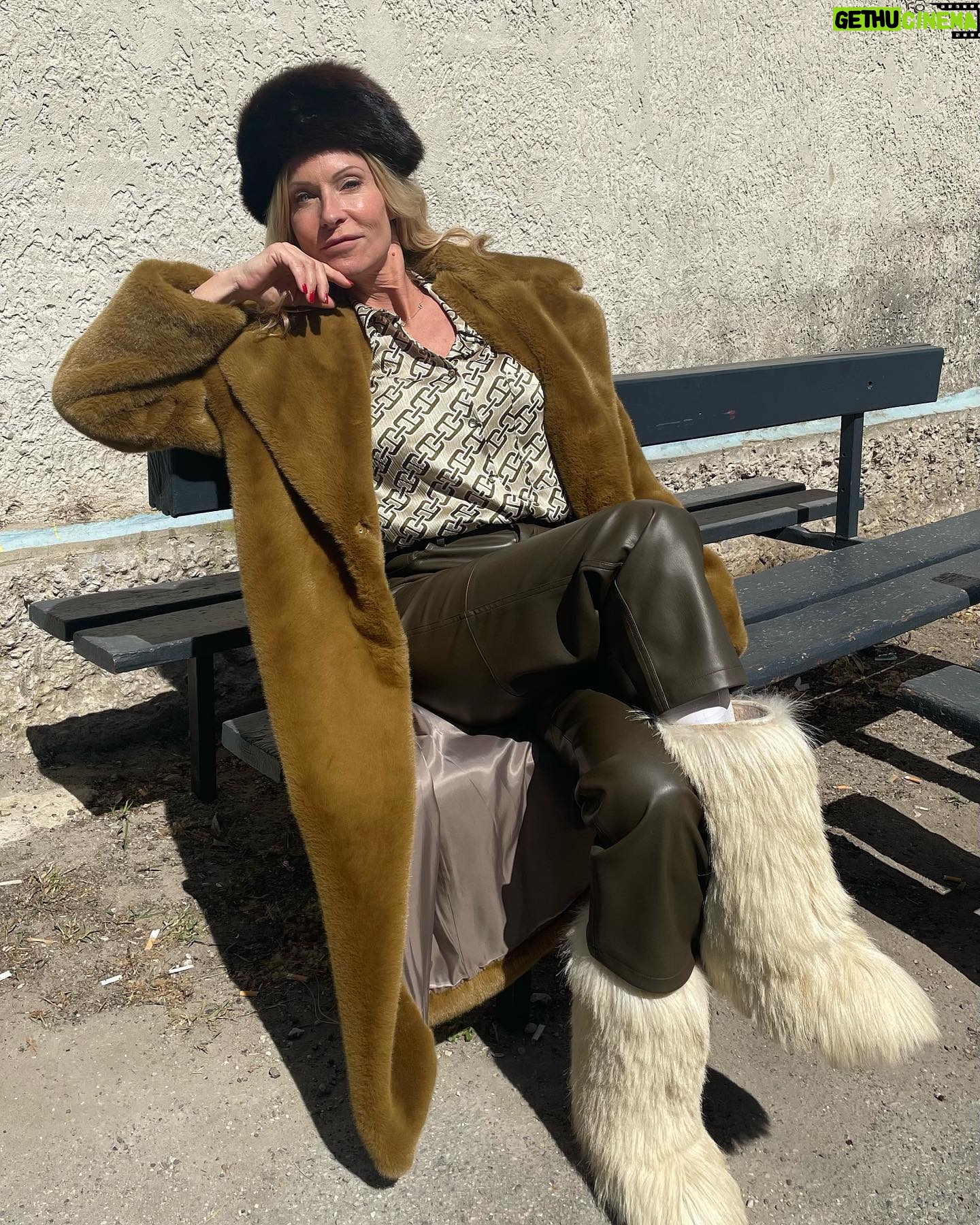 Rebecca Hampton - 0.9K Likes - Petite pause au soleilā¦
Tournage les Segpa 2
#tournage #seventies #goodvibes #pause #soleil #ƩtƩ