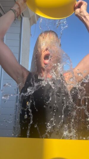 Rebecca Hampton Instagram - Et voilà défi givré relevé!
#icebucketchallenge @arsla_ 

Si vous souhaitez vous aussi participer au Défi Givré, le principe est simple :
• Faire un don sur www.defigivre.org
Filmez-vous en train de réaliser le challenge
• Nommez 3 personnes
- Postez la vidéo sur vos réseaux avec les hashtags #défigivré et #|ceBucketChallenge en mentionnant l’ARSLA et les @les_invincibles_au