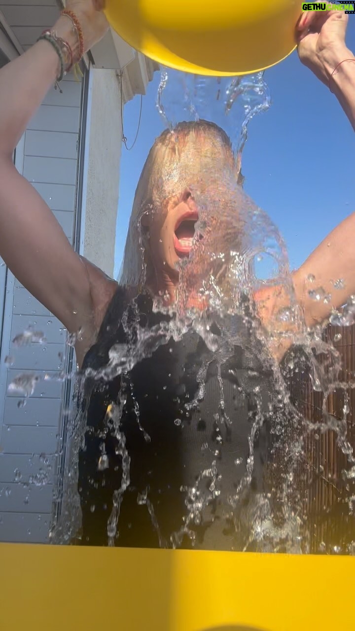 Rebecca Hampton - 1K Likes - Et voilà défi givré relevé!
#icebucketchallenge @arsla_
Si vous souhaitez vous aussi participer au DƩfi GivrƩ, le principe est simple :
⢠Faire un don sur www.defigivre.org
Filmez-vous en train de rƩaliser le challenge
⢠Nommez 3 personnes
- Postez la vidĆ©o sur vos rĆ©seaux avec les hashtags #dĆ©figivrĆ© et #|ceBucketChallenge en mentionnant lāARSLA et les @les_invincibles_au