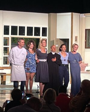 Rebecca Hampton Instagram - C’était une très belle dernière de la saison!
On se retrouve en septembre 
Pour le Meilleur et Pour le Pire!
#tournee #theatre #bonheur #pause #public #merci