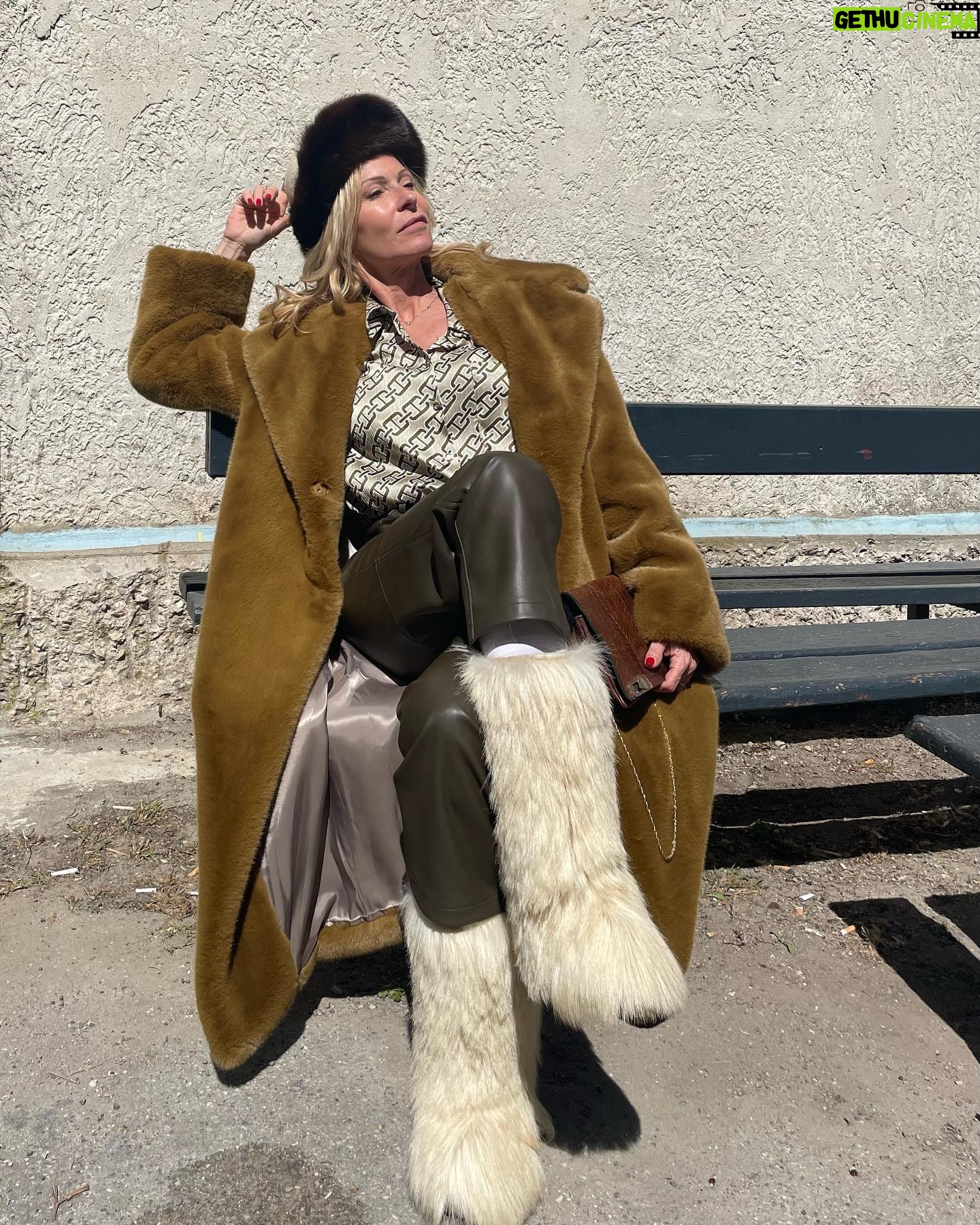 Rebecca Hampton - 0.9K Likes - Petite pause au soleilā¦
Tournage les Segpa 2
#tournage #seventies #goodvibes #pause #soleil #ƩtƩ