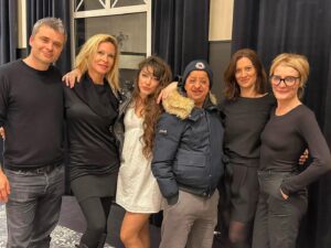 Rebecca Hampton Instagram - C’est tellement un plaisir de jouer cette pièce tous ensemble!
Pour le meilleur et pour le pire 
@jean.franco.714 @guillaumelanie @lesluciolesprod_officiel @les_lucioles_productions @flosavignat @audweyg @booder_officiel @amellrob @hoffthomass .#theatre #bonheur #goodvibes #happy #public