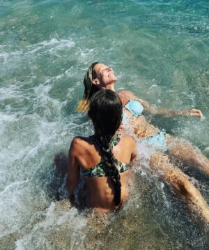 Rebecca Hampton Instagram - Sous le soleil exactement!
#holidays #sun #sea #rire #bonheur #mafille