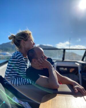 Rebecca Hampton Instagram - Avant de se retrouver ce soir à Sanary…
Pour Le Meilleur et Pour Le Pire
Redécouvrir toujours…
@villemarseille #bateau #calanques #mer #bleu #soleil