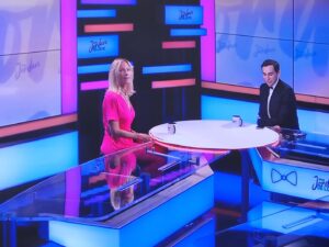 Rebecca Hampton Instagram - Merci pour ce joli moment partagé!
@jordandeluxe #confidence #amitié #television @c8lachaine @canalplus #merci