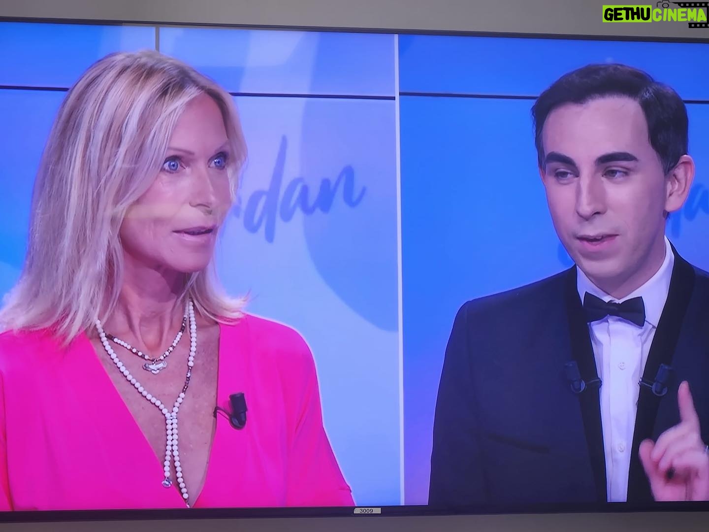 Rebecca Hampton - 761 Likes - Merci pour ce joli moment partagƩ!
@jordandeluxe #confidence #amitiƩ #television @c8lachaine @canalplus #merci