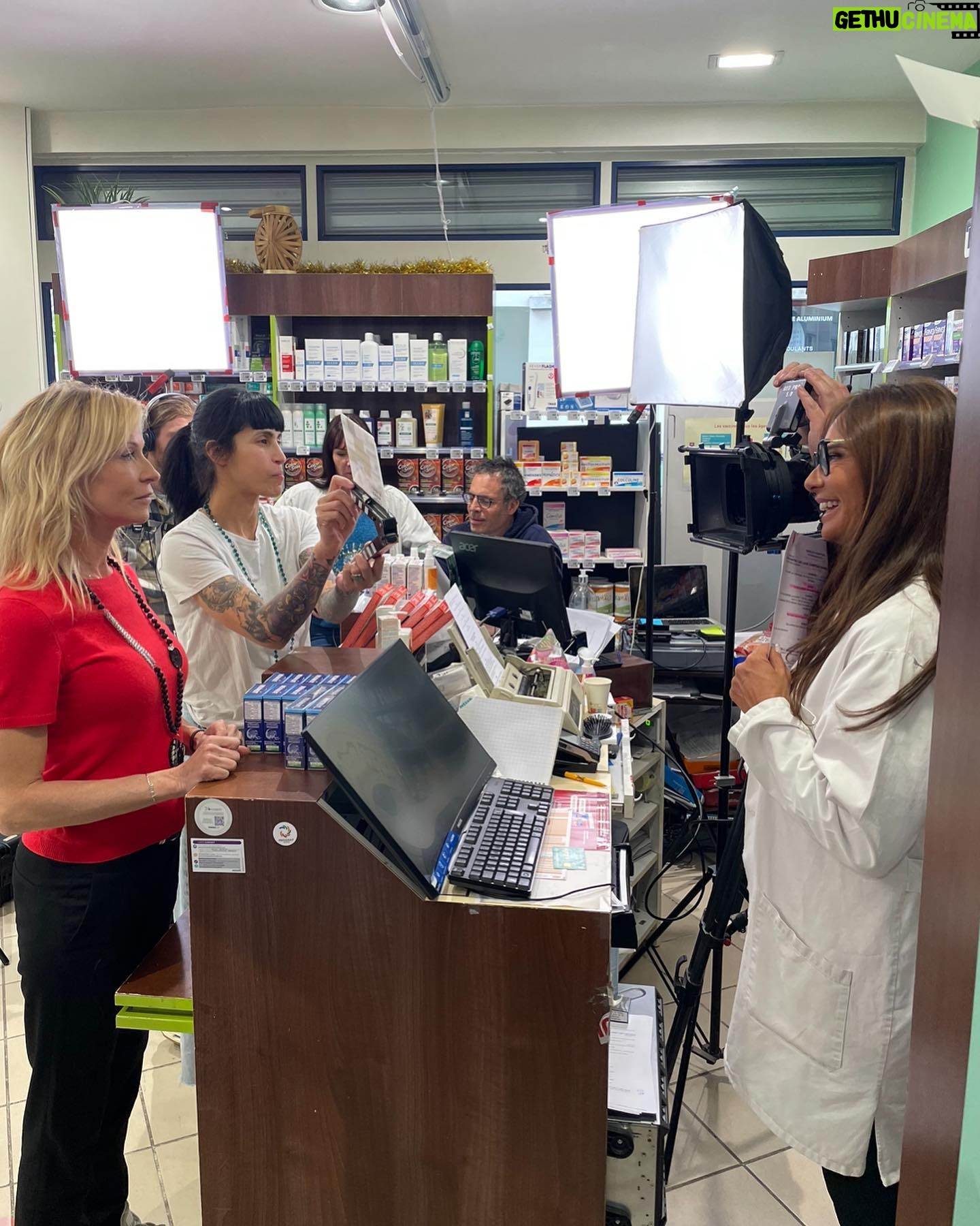 Rebecca Hampton - 1.4K Likes - Un bonheur de tournage. Un bon dimanche avec @la.pilule.la.serie
Merci les girls @aurelierhumeur et @nathalie_marquay_pernaut
#sunday #tournage #pharmacie #fun #smile #thanks
