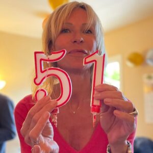 Rebecca Hampton Instagram - Envie de vous remercier pour tous vos messages, toutes vos attentions, la présence de certains, l’absence d’autres…
Je commence cette nouvelle année plus heureuse que jamais!
Merci à ma fille qui est une championne de l’organisation et des surprises
MERCI 
#anniversaire #surprise #bonheur #amour #amitié #mafille #love #51 #merci