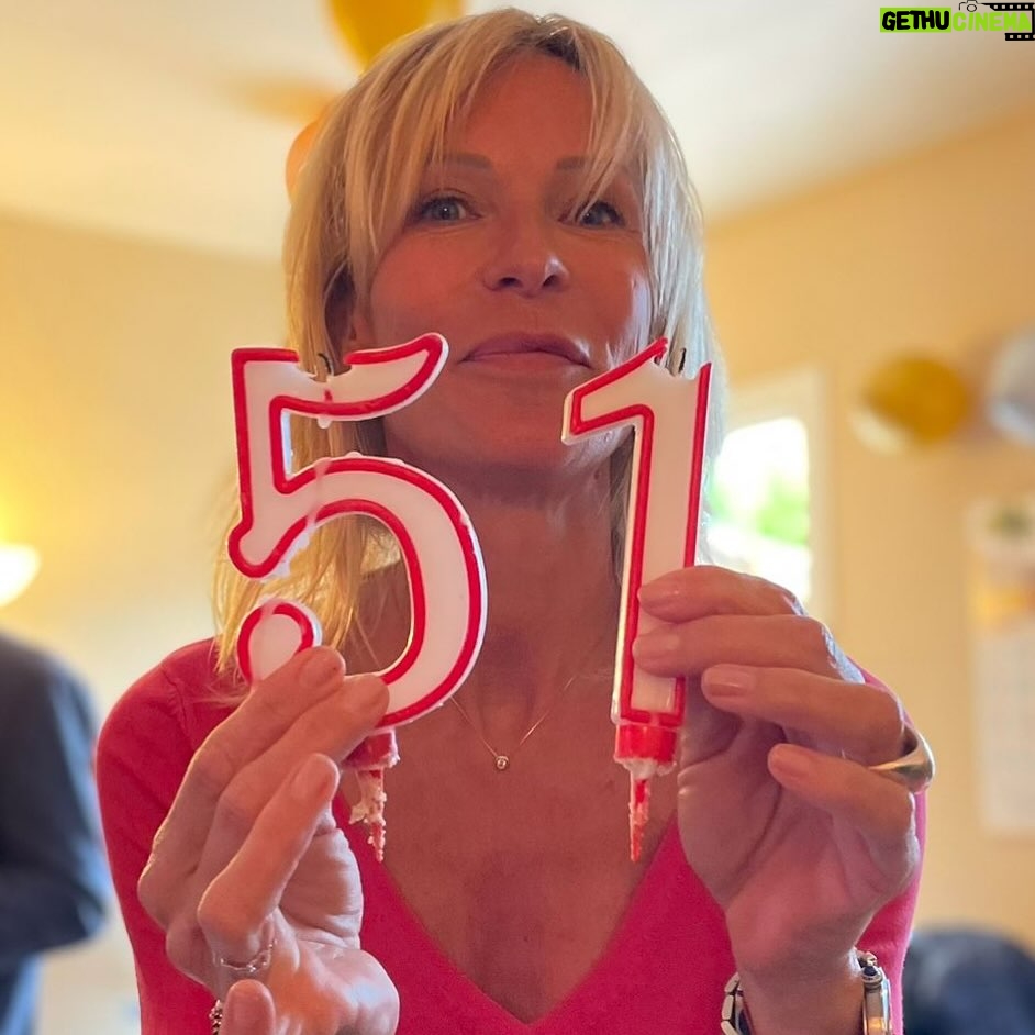 Rebecca Hampton - 2.7K Likes - Envie de vous remercier pour tous vos messages, toutes vos attentions, la présence de certains, l’absence d’autres…
Je commence cette nouvelle année plus heureuse que jamais!
Merci à ma fille qui est une championne de l’organisation et des surprises
MERCI
#anniversaire #surprise #bonheur #amour #amitié #mafille #love #51 #merci