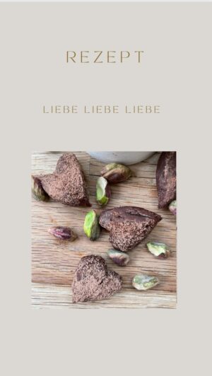 Rebecca Lina Instagram - Liebe geht raus an euch alle !!!! 
Die gute Nachricht ist - ich lese ab Montag jeden Tag ein wenig aus meinem Buch vor✨
Die andere gute Nachricht sind die dieses Pistaziencreme Schokoladen Dattelherzen !
Rezept:
Pistaziencreme mit Mandelmuss mischen, in die Datteln füllen und zusammenkleben. Kurz in Kühlschrank und währenddessen die Schokolade schmelzen. Ich mische Kokosfett mit Kakaopulver und etwas Dattelsirup - eine normale dunkle Schokolade geht natürlich auch
Herzen eintauchen, im Kühlschrank aushärten lassen, gerne noch mit etwas Kakao bestreichen. Fertig. Sooo lecker!
Alles Liebe, Rebecca