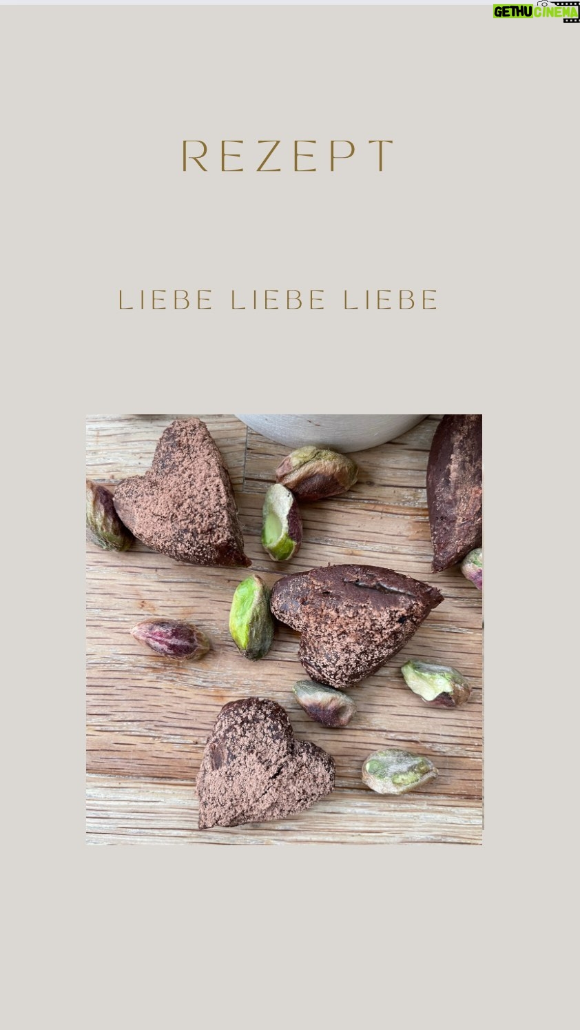 Rebecca Lina - 682 Likes - Liebe geht raus an euch alle !!!!
Die gute Nachricht ist - ich lese ab Montag jeden Tag ein wenig aus meinem Buch vor✨
Die andere gute Nachricht sind die dieses Pistaziencreme Schokoladen Dattelherzen !
Rezept:
Pistaziencreme mit Mandelmuss mischen, in die Datteln füllen und zusammenkleben. Kurz in Kühlschrank und währenddessen die Schokolade schmelzen. Ich mische Kokosfett mit Kakaopulver und etwas Dattelsirup - eine normale dunkle Schokolade geht natürlich auch
Herzen eintauchen, im Kühlschrank aushärten lassen, gerne noch mit etwas Kakao bestreichen. Fertig. Sooo lecker!
Alles Liebe, Rebecca