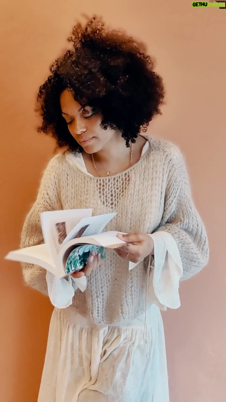 Rebecca Lina - 681 Likes - Vor einer Woche war meine feine Buchparty und es hätte nicht schöner sein können. Aus ganz Berlin und sogar aus der Schweiz sind meine Herzmenschen und auch die eine oder andere aus meiner Community an einem grauen Februar Tag zu mir gekommen, und ich muss sagen- ich fühle mich noch immer sehr geliebt und getragen. Danke an alle die waren! Danke an @haisocietyberlin für die wunderschönen Räume und sie ganze Liebe! Danke an Eric fürs immer da sein, wenn ich dich brauche! Für dieses Video und den Song! Danke an meine Kinder - ich liebe euch so sehr , danke für eure Hilfe an dem Tag! @laenasdrafts deine Brownies waren fantastisch danke all deine Freunde für all die Fröhlichkeit, die ihr in den Raum gebracht habt. Danke an dich liebe Vivi, an dich @_alexandrakruse_ ( Sonnenöl weiter Weg und da warst da ) danke an @karinkuschik fürs Raum halten. Danke an @linnie.von.sky für die Idee genau an dem Tag in der Location die Party zu machen ! Beste Idee ever !!! Danke @cindyu.kayfotografie für alle die schönen Fotos . Danke an @vokalraum das du dieses Lied initiiert hast ( heute hab ich noch mal ein kleinen Text dazu gemacht ) und jetzt trägt sich die Magie des Momentes nach draußen! Danke danke danke an alle, die waren, und in die Grounded Welt eingetaucht sind - sich von Kräutern, Tee und Düften haben verzaubern lassen. Danke auch an Alle die mitgesungen haben.
Ach, ich fühle mich sehr gesegnet und freue mich, das mein Buch euch alle so mit Freude erfüllt.
@katharina__berndt @luisacarla.hartmann @quattromilf @tanjatheresaroos @suesseflora @masha @hnnngkmm @yes.you.are_ @sofiyue , @johannaemmerich.de ,Tine, Annett, Ariana, Jill, und und und