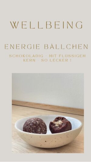 Rebecca Lina Instagram - Ihr Lieben, mein Beitrag zum Wellbeing sind heute diese wahnsinnig leckeren Energie Bällchen.
Sie sind zartschmelzend und haben eine flüssigen Kern aus Haselnuss und Mandelmus. Sooo köstlich! Für mich persönlich ist Kakao einer meiner wichtigsten Heilpflanzen im täglichen Leben aus dem Grund verwende ich sie auch fast täglich.
Rezept:
100 g Mandeln (gemahlen)
9-10 Datteln, entsteint
1/4 TL Vanillepulver (wenn ihr mögt)
2 grosse Löffel Kakao
1-2 Löffel Erdmandeln ( könnt ihr auch weglassen)
1-2 grosse Löffel gemahlene Mandel um die Bällchen darin zu wälzen
Flüssiger Kern:
2 Löffel Mandelmus
50-80 g Haselnüsse
Ich beginne immer mit der creme / dem flüssigem Kern!
Dafür Haselnüsse in den Blender geben und zu einer Art Nussbutter verarbeiten, nun weisses Mandelmus hinzugeben und beides gut vermengen.
Die Creme in eine Schüssel füllen und nun die Energie Bällchen in dem Blender zubereiten (er muss nicht extra gesäubert werden)
Rezept:
Datteln mindestens 1/2 Stunde in Wasser einweichen, gerne auch über Nacht !
Mandelmehl mit den restlichen Zutaten, in eine Küchenmaschine oder einen Mixer geben und zu einem geschmeidigem Teig vermengen. Sollte dieser zu trocken sein, esslöffelweise etwas Wasser oder Mandelmus hinzu geben, bis die richtige Konsistenz.erreicht ist.
Walnussgroße Kugeln aus der Schokomasse formen, mit einer kleinen Spritze die Creme aufziehen und in die Kugel geben.
Die gemahlenen Mandeln auf einen Teller geben und die Kugeln darin wenden.
Fertig !
Im Kühlschrank sind die Kugeln ca. 5-7 Tage haltbar.
Alles Liebe, Rebecca

Gut zu wissen !
Roher Kakao enthält viele gesunde Inhaltsstoffe, darunter Calcium, Magnesium, Chrom, Eisen, Zink und Kupfer. Kakao hat den höchsten Eisen- und Magnesiumgehalt von allen Pflanzen. Auch Calcium ist in hohem Ausmaß vorhanden, sogar mehr als in Milch.
Kakao ist reich an Vitamin C und E. Er enthält Flavonoide, Polyphenole, Ballaststoffe, einfach ungesättigte Fettsäuren, wichtige Botenstoffe wie Arginin, Dopamin, Serotonin und viele weitere. Über
300 Inhaltsstoffe machen Kakao zu einem ganz  wertvollen und gesunden Lebensmittel.
Und wenn du als Frau oft Lust auf Schokolade hast, könnte es mit einem Kupfermangel zusammenhängen.