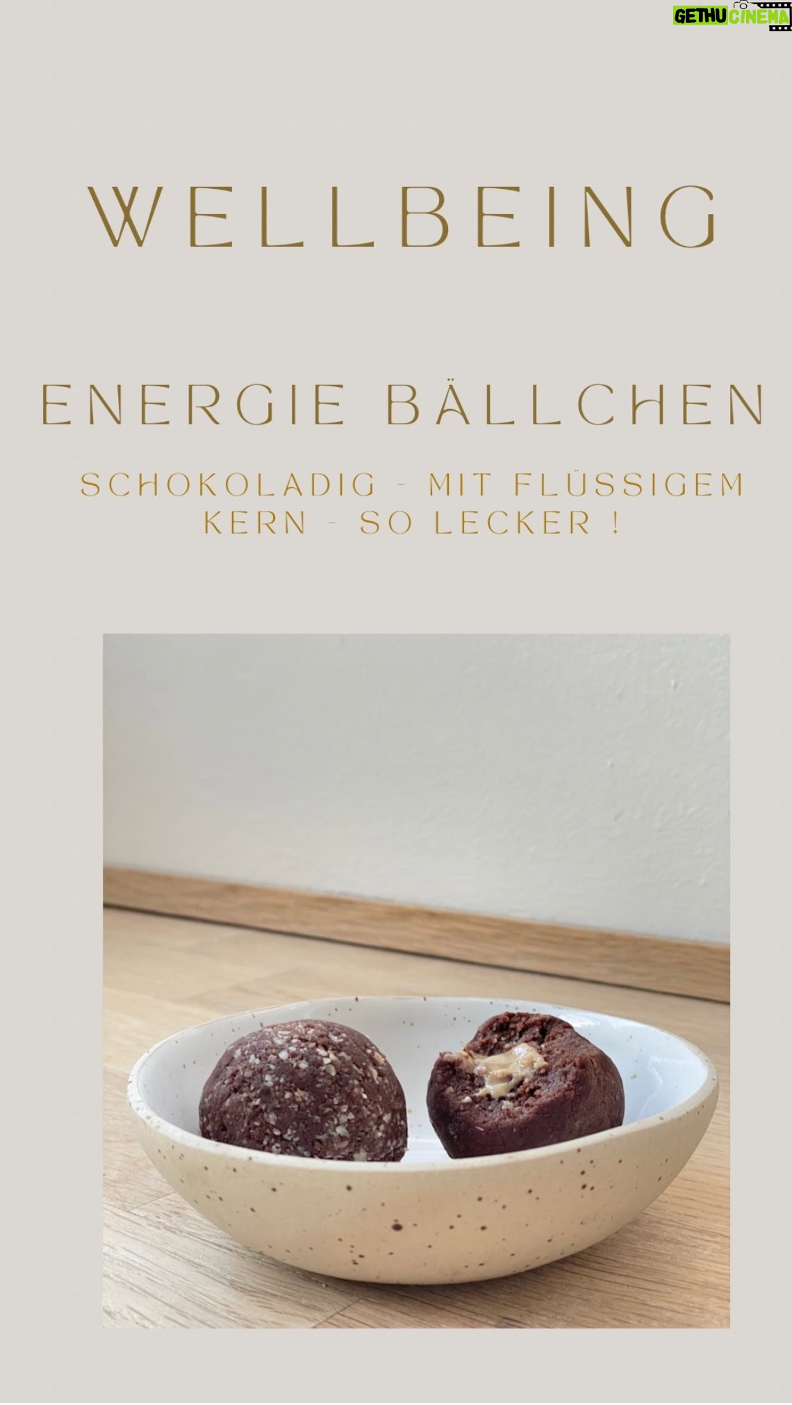 Rebecca Lina - 779 Likes - Ihr Lieben, mein Beitrag zum Wellbeing sind heute diese wahnsinnig leckeren Energie Bällchen.
Sie sind zartschmelzend und haben eine flüssigen Kern aus Haselnuss und Mandelmus. Sooo köstlich! Für mich persönlich ist Kakao einer meiner wichtigsten Heilpflanzen im täglichen Leben aus dem Grund verwende ich sie auch fast täglich.
Rezept:
100 g Mandeln (gemahlen)
9-10 Datteln, entsteint
1/4 TL Vanillepulver (wenn ihr mögt)
2 grosse Löffel Kakao
1-2 Löffel Erdmandeln ( könnt ihr auch weglassen)
1-2 grosse Löffel gemahlene Mandel um die Bällchen darin zu wälzen
Flüssiger Kern:
2 Löffel Mandelmus
50-80 g Haselnüsse
Ich beginne immer mit der creme / dem flüssigem Kern!
Dafür Haselnüsse in den Blender geben und zu einer Art Nussbutter verarbeiten, nun weisses Mandelmus hinzugeben und beides gut vermengen.
Die Creme in eine Schüssel füllen und nun die Energie Bällchen in dem Blender zubereiten (er muss nicht extra gesäubert werden)
Rezept:
Datteln mindestens 1/2 Stunde in Wasser einweichen, gerne auch über Nacht !
Mandelmehl mit den restlichen Zutaten, in eine Küchenmaschine oder einen Mixer geben und zu einem geschmeidigem Teig vermengen. Sollte dieser zu trocken sein, esslöffelweise etwas Wasser oder Mandelmus hinzu geben, bis die richtige Konsistenz.erreicht ist.
Walnussgroße Kugeln aus der Schokomasse formen, mit einer kleinen Spritze die Creme aufziehen und in die Kugel geben.
Die gemahlenen Mandeln auf einen Teller geben und die Kugeln darin wenden.
Fertig !
Im Kühlschrank sind die Kugeln ca. 5-7 Tage haltbar.
Alles Liebe, Rebecca
Gut zu wissen !
Roher Kakao enthält viele gesunde Inhaltsstoffe, darunter Calcium, Magnesium, Chrom, Eisen, Zink und Kupfer. Kakao hat den höchsten Eisen- und Magnesiumgehalt von allen Pflanzen. Auch Calcium ist in hohem Ausmaß vorhanden, sogar mehr als in Milch.
Kakao ist reich an Vitamin C und E. Er enthält Flavonoide, Polyphenole, Ballaststoffe, einfach ungesättigte Fettsäuren, wichtige Botenstoffe wie Arginin, Dopamin, Serotonin und viele weitere. Über
300 Inhaltsstoffe machen Kakao zu einem ganz wertvollen und gesunden Lebensmittel.
Und wenn du als Frau oft Lust auf Schokolade hast, könnte es mit einem Kupfermangel zusammenhängen.