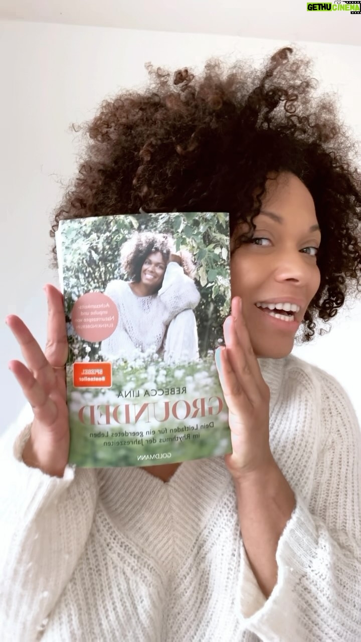 Rebecca Lina - 1.1K Likes - Als ich am Montag im Zug saß und den Anruf vom Verlag kam, das ich ich nach 5 Tagen schon auf der Liste der Bestseller stehe, da konnte ich es nicht fassen. Also tatsächlich bis gerade nicht - nun habe ich es schwarz auf weiß und das was ich ich so hervorragend manifestiert habe fühlt sich noch total unwirklich an! Mein Buch Grounded erobert eure Herzen und bringt Ruhe&Verbundenheit in eure Welt. Das macht mich so glücklich! Und durch diesen kleinen Aufkleber darf es nun noch sichtbarer werden. Ich bin gerade sehr dankbar und glücklich.
Ich habe mich letztes Jahr hingesetzt und gesagt ich schreibe einen Bestseller - ein Buch, das ein Thema bedient, das vor einigen Jahren möglicherweise noch belächelt wurden wäre, aber genau Bücher wie dieses brauchen wir alle, denn sie sind wie eine liebevolle Umarmung. Grounded ist eine Erinnerung für dich, den kleinen schönen Dingen in diesem Leben ein wenig Aufmerksamkeit zu schenken, um in den kurzen Momenten zum verweilen und in die eigene Kraft und Ruhe zu kommen. Danke, dass so viele von euch mein Buch in die Welt tragen und mir so liebevollen Worten begleiten
Dieses Buch ist
für dich
für mich
für uns
DANKE