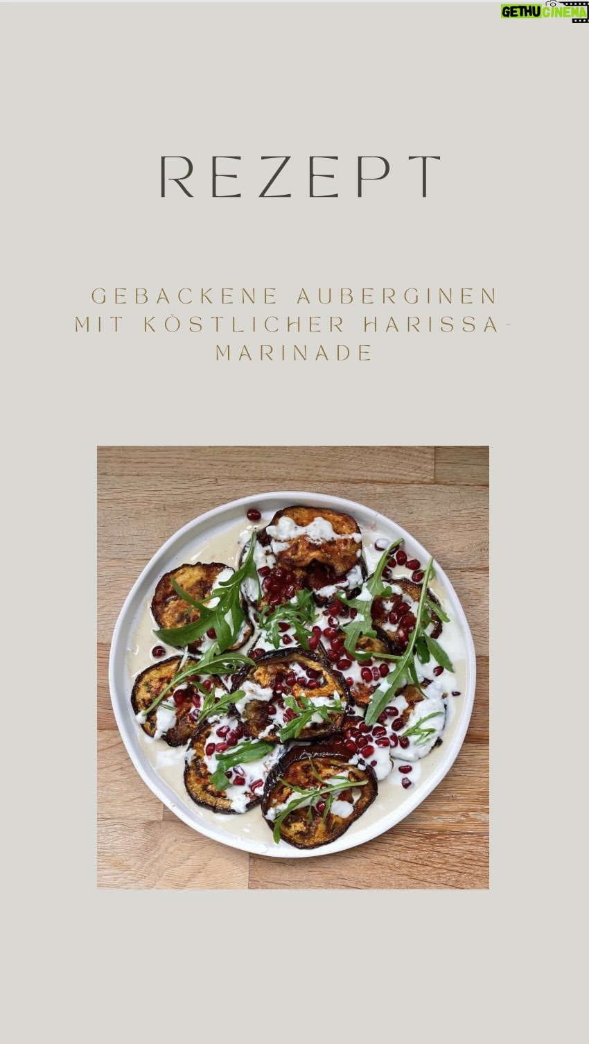Rebecca Lina - 1K Likes - Gebackene Auberginen mit köstlicher Harissa-Marinade
Zutaten:
2 Auberginen
Salz
Olivenöl
Für die Harissa-Marinade:
2 Esslöffel Harissa
3 Esslöffel Olivenöl
1 Esslöffel Ahornsirup
1 Esslöffel Coco Amios (oder Sojasoße)
Für die Tahinisosse:
2 Esslöffel Tahini
2 Esslöffel Wasser
1 Esslöffel Sesamöl
Zum Garnieren:
Granatapfelkerne
Rukola
Für die Joghurt-Zitronen-Knoblauchsoße:
1 kleiner Becher Joghurt
Saft einer halben Zitrone
2 Knoblauchzehe, gehackt oder aus der Presse
Zubereitung:
Den Ofen auf 180 Grad vorheizen.
Die Auberginen in Scheiben schneiden und leicht salzen. Anschließend mit Olivenöl einmassieren.
Die Auberginenscheiben auf ein Backblech legen und für 20 Minuten in den Ofen geben. Nach 10 Minuten einmal wenden.
In der Zwischenzeit die Harissa-Marinade zubereiten. Dazu Harissa, Olivenöl, Ahornsirup und Coco Amios (oder Sojasoße) in einer Schüssel verrühren.
Die Auberginenscheiben aus dem Ofen nehmen und mit der Harissa-Marinade bestreichen. Nochmals für ca. 30 Minuten in den Ofen geben.
Währenddessen die Tahinisosse vorbereiten. Tahini, Wasser und Sesamöl mit einem Schneebesen cremig aufschlagen und auf einem Teller verteilen.
Die warmen Auberginen auf der Tahinisosse anrichten und mit Granatapfelkernen und Rukola garnieren.
Für die Joghurt-Zitronen-Knoblauchsoße Joghurt, Zitronensaft und gehackten Knoblauch vermischen und über die Auberginen geben.
Das Gericht mit Brot servieren und genießen!
Guten Appetit!