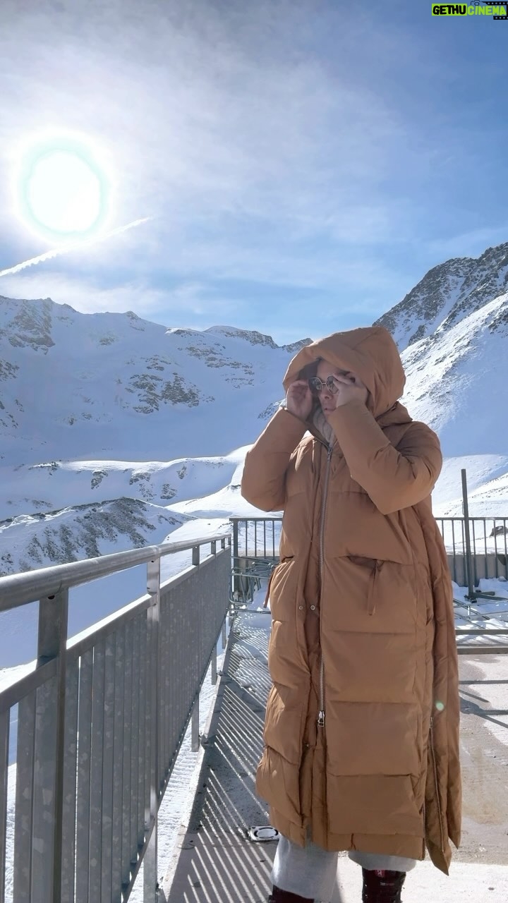 Rebecca Lina - 639 Likes - Es fühlt sich gerade an wie die Ruhe vor dem Sturm - wir sind noch mal kurz in den Bergen und genießen die Ruhe die der Winter und die Berge ausstrahlen. Nebenbei tue ich mal kurz so, als wäre ich eine Fashion influencerin und bereite im Hintergrund ganz viel für mein Buchbaby grounded vor. Es sieht so aus als gäbe es nun doch eine kleine Buchparty in Berlin und natürlich sind alle herzlich eingeladen ( mehr Infos folgen, wenn ich sie zu 100% weiß ) und ohhhh ohhhh ohhhh ich bin wirklich aufgeregt. Mein Buch ist letzte Woche schon im Verlag angekommen ein einzelnes Exemplar und es wurde mir direkt hier in die Berge geschickt- doch bin ich mir nicht sicher, ob es noch in der Zeit ankommt, in der ich hier bin. Ich habe Herzklopfen, und könnte auch gefühlt die ganze Zeit losheulen vor Glück, Anspannung und Freude.
Als mir mein Lektorin Stella ein Bild des Buches geschickt hat auf ihrem Schreibtisch kamen direkt die Tränen - das war total verrückt und überraschend in dem Moment.